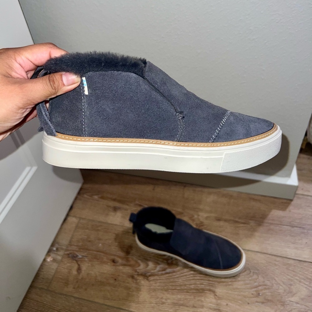 NWT Women's Tom’s Grey Suede Paxton Water Resistant Sneakers Size 6 - Picture 6 of 7